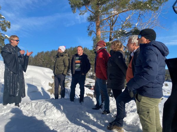 Mange mennesker ute i snø