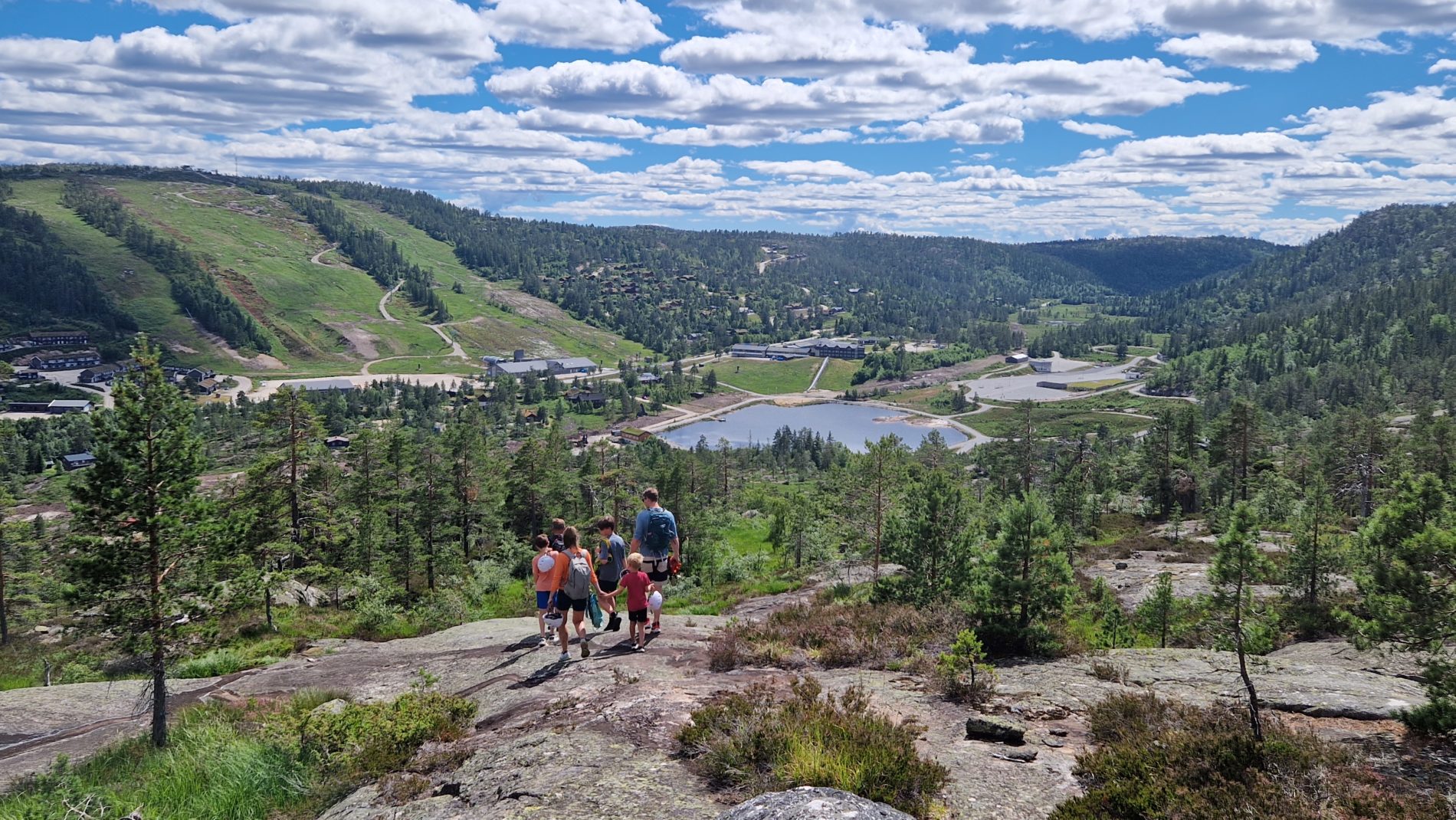 Mennesker går i på fjelltopp