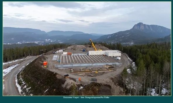 Utdrag fra rapport med bildet som er brukt på forsiden. Fotoet viser en byggeplass oppi åsen.