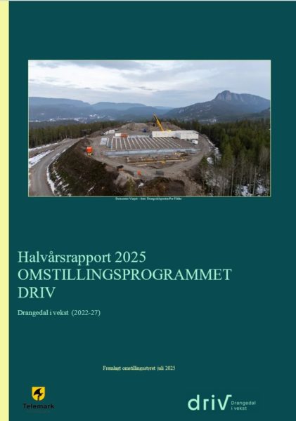 Forside av en rapport der det er et bilde av en byggeplass omkranset av åser og fjelltopper.